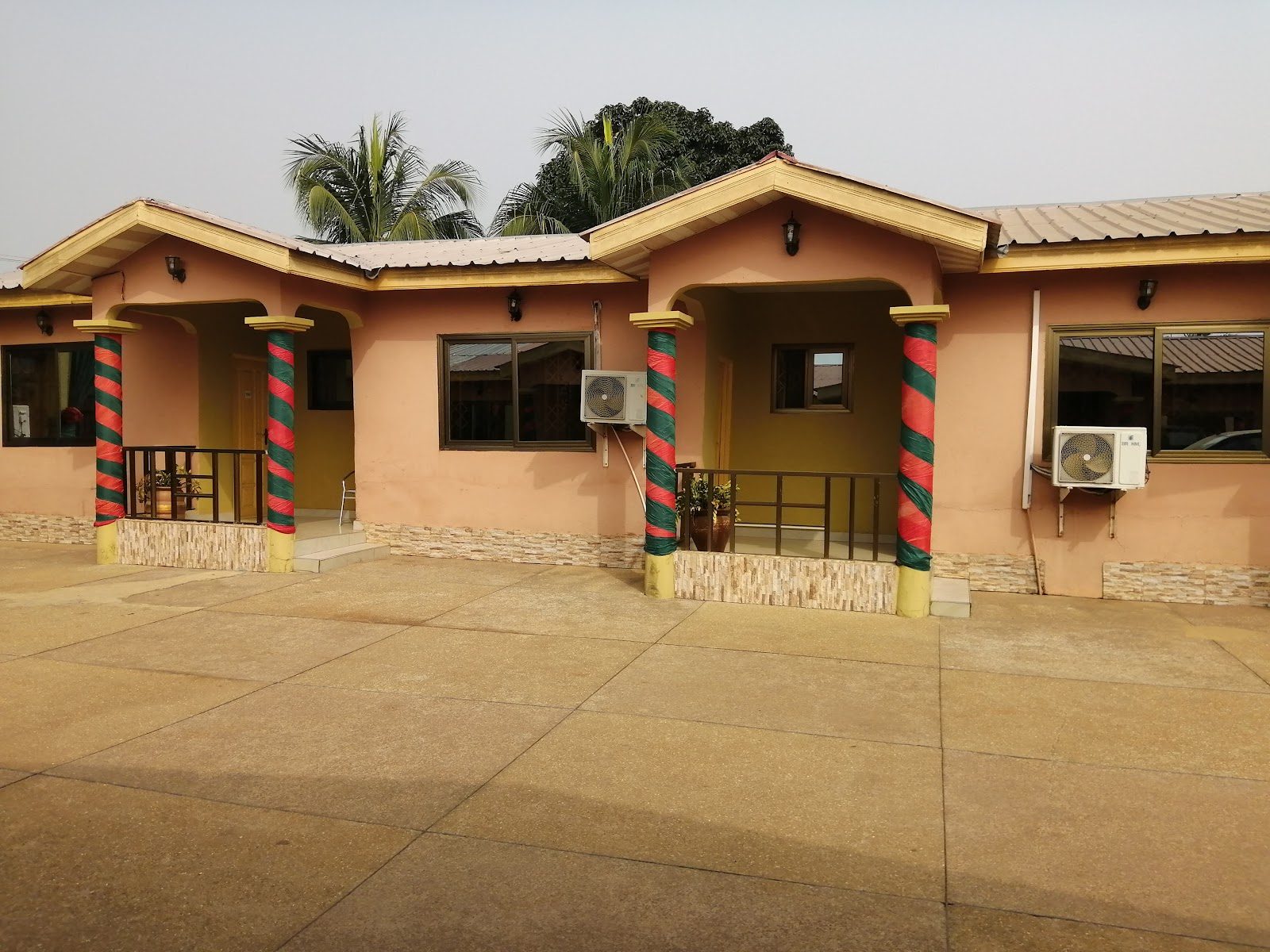 MagJohn Hotel guest-room frontage in daylight